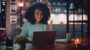 Estudiante aprende en aula virtual interactuando en tiempo real a través de internet gracias a la educación en línea