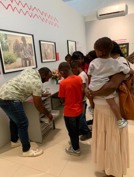 Carlos guiando un recorrido en el museo. // Foto: Cortesía