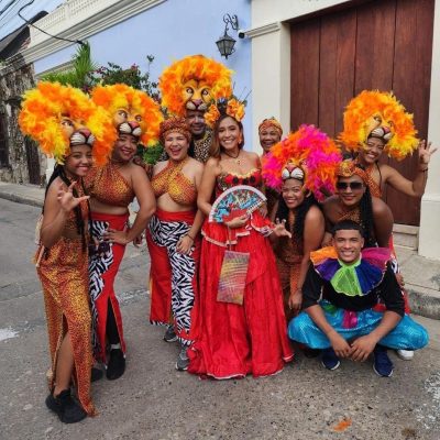 Francys Lorena Caballero, en el centro, junto a varios vecinos que participaron en el recién Cabildo #35 de Getsemaní.//Fotos Cortesía. 
El cabildo de Getsemani es uno de los eventos más importantes de las fiestas novembrinas. Detrás de cada vestido hay una historia, y detrás de esa historia están las manos de las mujeres.