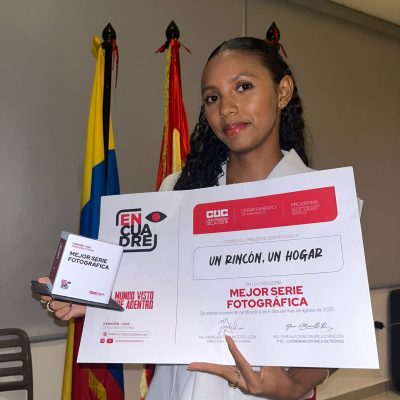 La estudiante Paula Guerrero y su reconocimiento con el premio a Mejor serie Fotográfica.