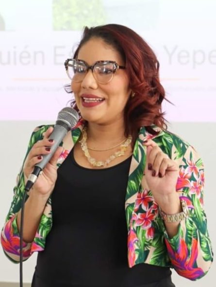 Lucila Yepes dando una conferencia como coach // Foto: cortesía.