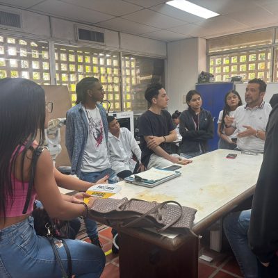 El profesor Harold Rodríguez conversa con estudiantes e investigadoras sobre el impacto del semillero UTBot. // Foto: Sofia Coquel